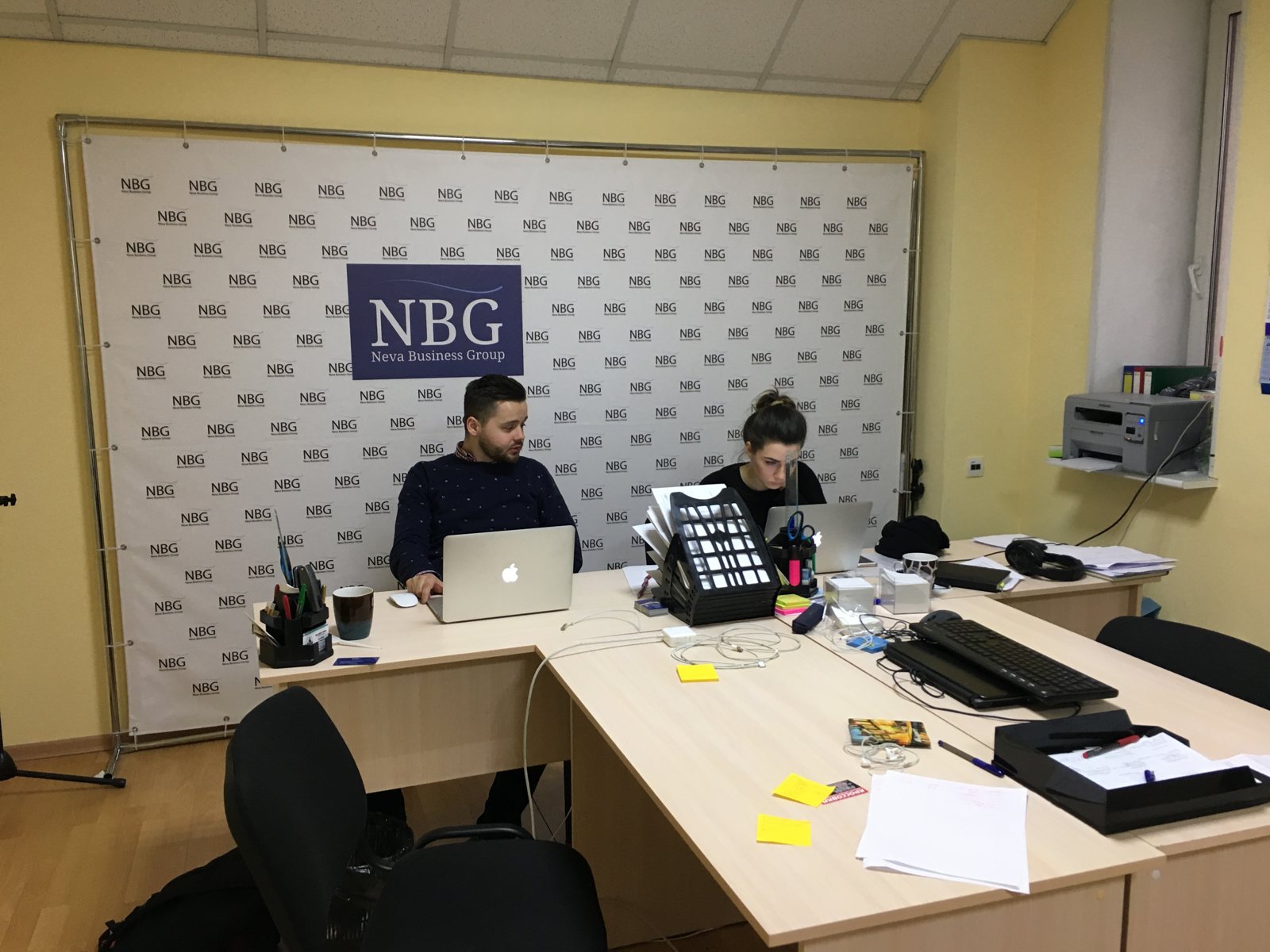 Планёрка команды в агентстве «Нева Бизнес Групп»