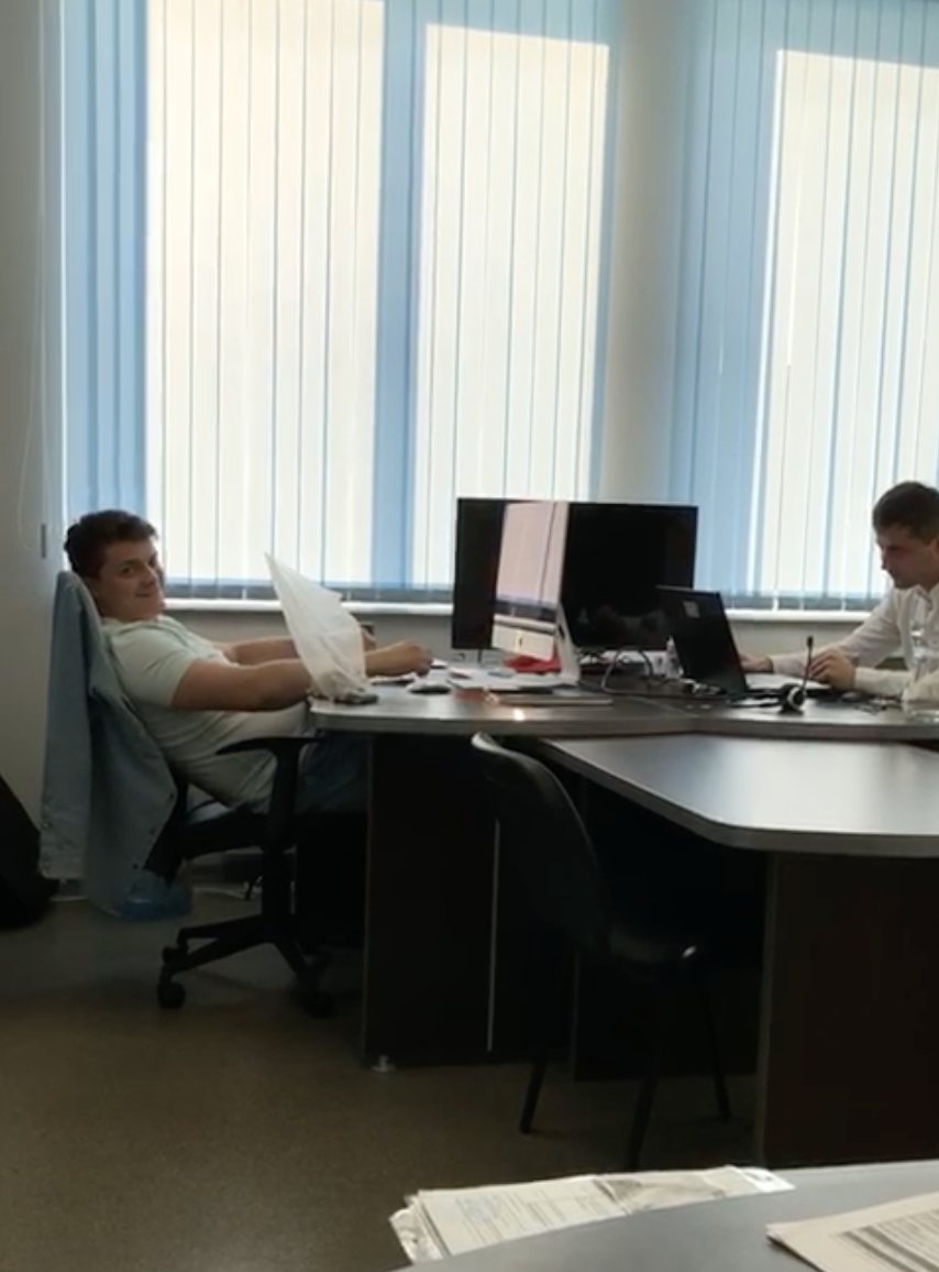 Сотрудники за работой в первом офисе компании